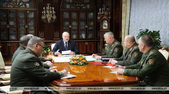 Лукашенко сообщил, что у границ Белоруссии идет наращивание войск Украины